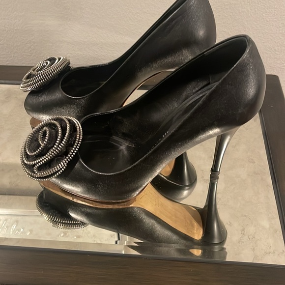 Giuseppe Zanotti Black Leather Flower Detail Peep Toe Pumps Size 39. - Picture 4 of 8